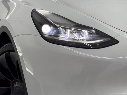 Used 2024 Tesla Model Y Performance image 10