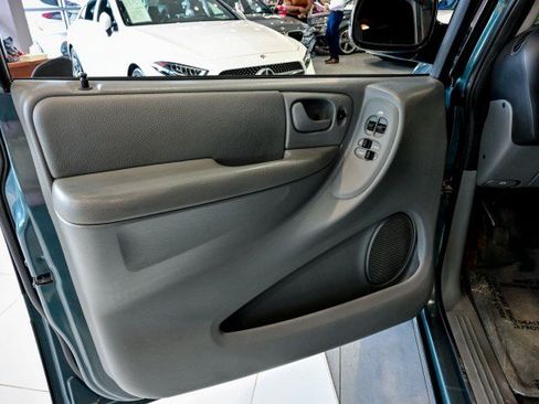 Used 2006 Chrysler Town & Country Touring FWD image 15