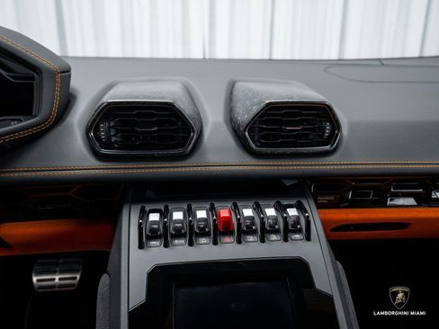 Used 2021 Lamborghini Huracan EVO image 29