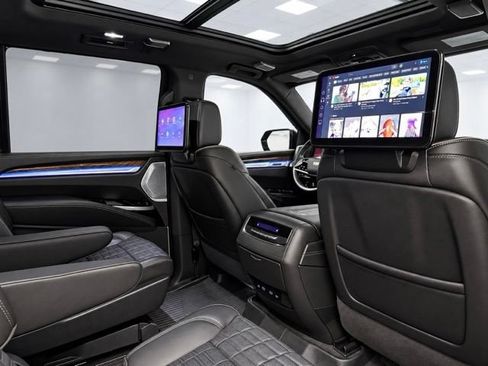Used 2025 Cadillac Escalade ESV Sport Platinum AWD/4WD image 24