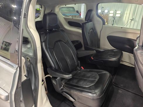 Used 2021 Chrysler Pacifica Touring-L w/ Uconnect Theater Family Group FWD image 18