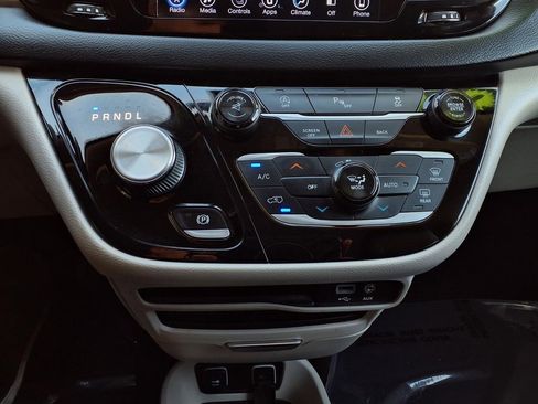 Used 2017 Chrysler Pacifica Touring-L FWD image 9