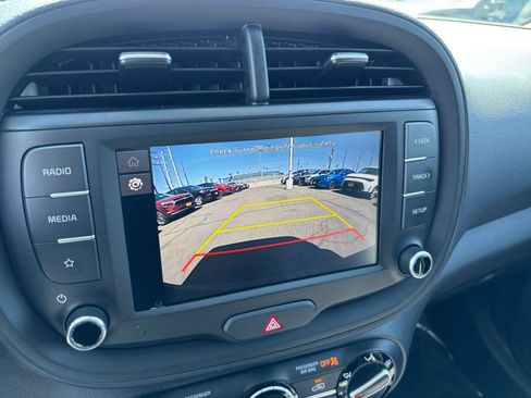 Used 2025 Kia Soul LX w/ LX Technology Package FWD image 22