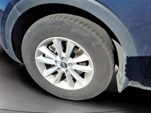 Used 2019 Kia Sorento LX image 9