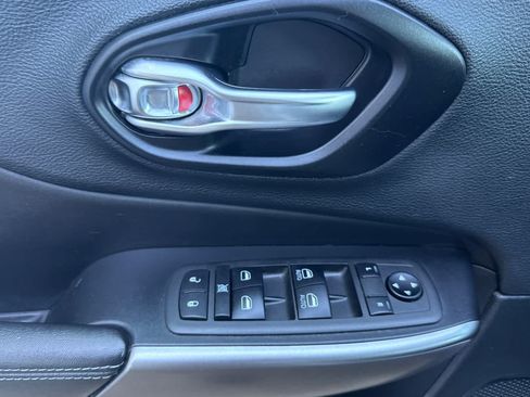 Used 2021 Jeep Cherokee Latitude FWD image 11