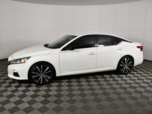 Used 2020 Nissan Altima 2.5 SR FWD image 9