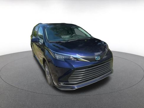 Used 2025 Toyota Sienna XLE FWD image 3