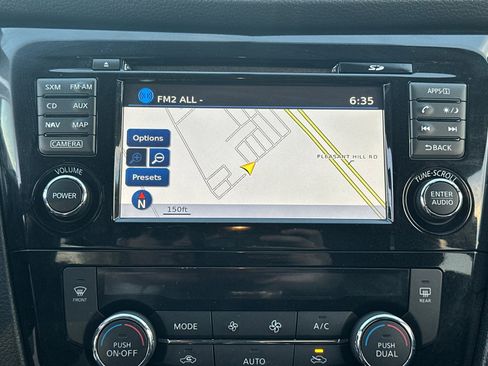 Used 2017 Nissan Rogue SV w/ SV Premium Package image 29