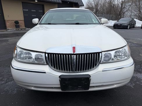 Used 2000 Lincoln Town Car Executive image 2
