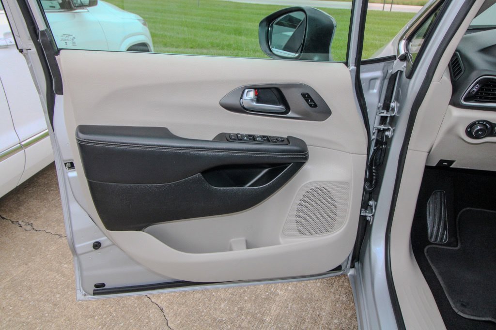 Used 2024 Chrysler Pacifica Touring-L FWD image 12