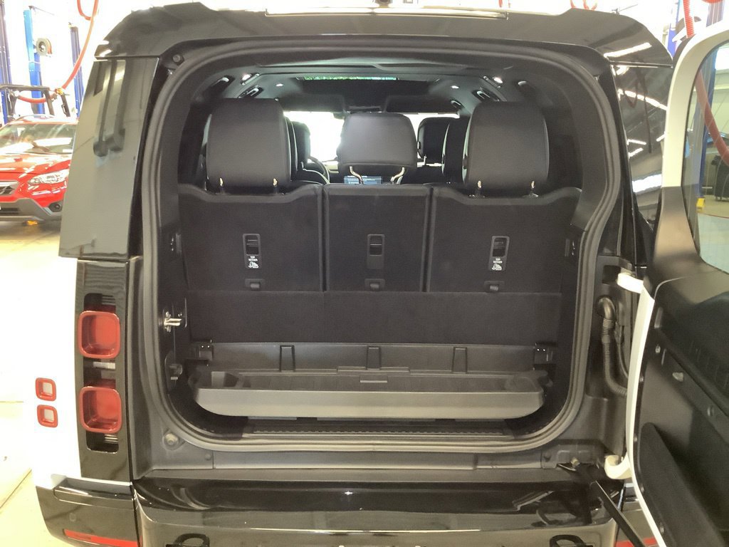Used 2025 Land Rover Defender 130 X-Dynamic SE AWD/4WD image 23