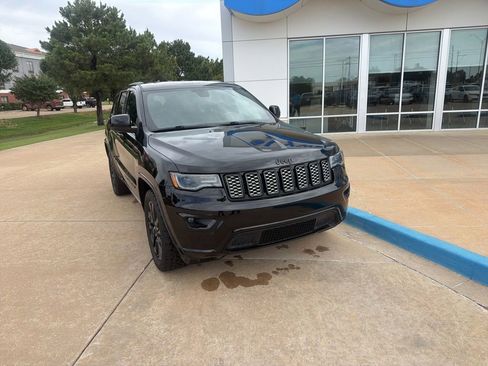 Used 2020 Jeep Grand Cherokee Altitude RWD image 3