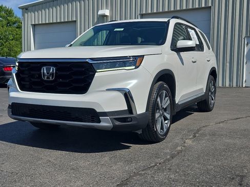 Used 2023 Honda Pilot Touring image 3