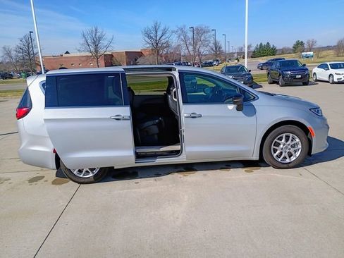 Used 2024 Chrysler Pacifica Touring-L image 20