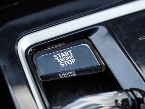 Used 2023 BMW 740i RWD image 19