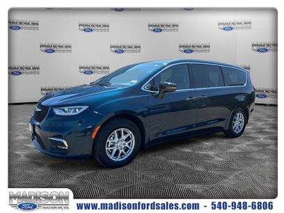 Used 2025 Chrysler Pacifica Select