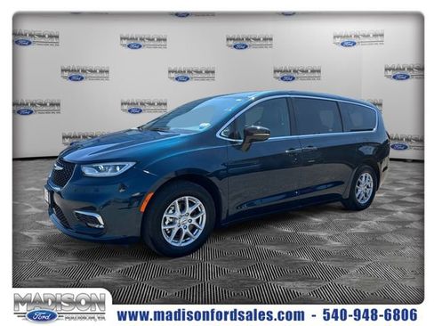 Used 2025 Chrysler Pacifica Select FWD image 1