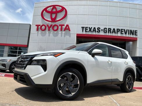Used 2025 Nissan Rogue SV FWD image 2