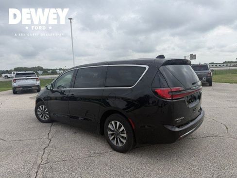 Used 2025 Chrysler Pacifica Select FWD image 6