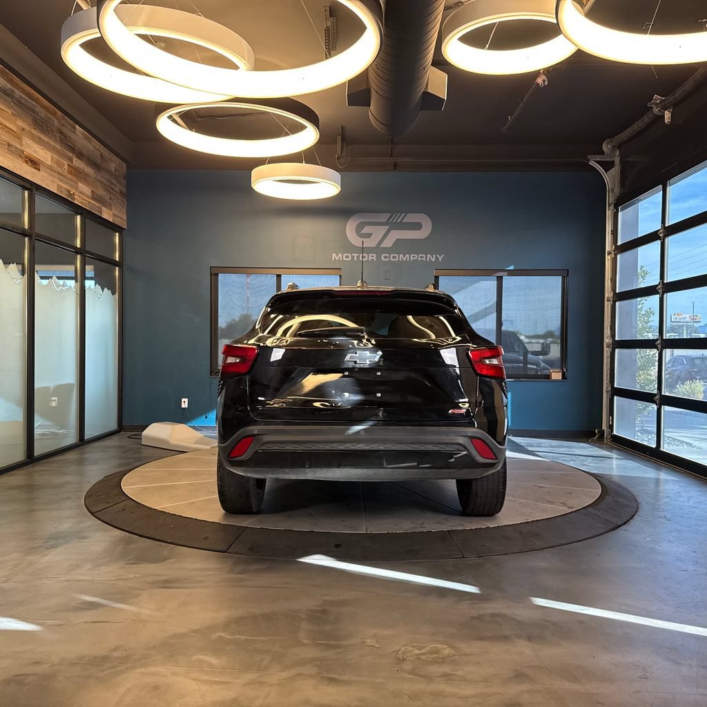 Used 2025 Chevrolet Trax RS w/ Sunroof Package FWD image 4