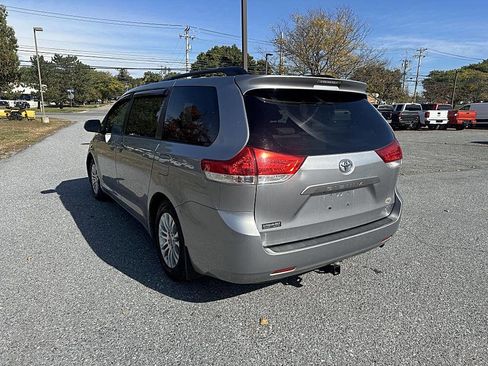 Used 2013 Toyota Sienna XLE image 3
