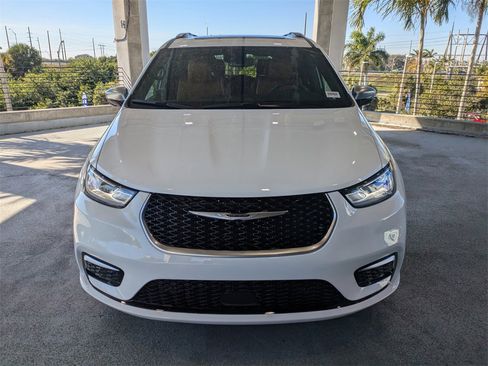 New 2026 Chrysler Pacifica Pinnacle image 3