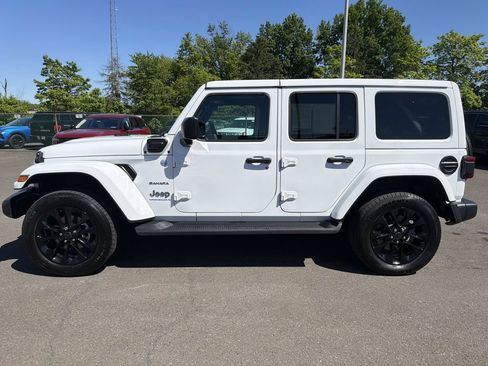 Used 2024 Jeep Wrangler Unlimited Sahara w/ Technology Group AWD/4WD image 2