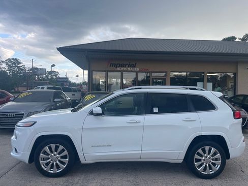 Used 2017 Jeep Cherokee Overland image 2