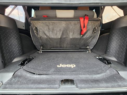 Used 2017 Jeep Wrangler Unlimited Rubicon w/ Cold Weather Group image 6