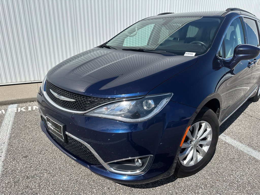Used 2017 Chrysler Pacifica Touring-L FWD image 2