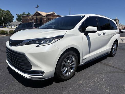Used 2021 Toyota Sienna Limited FWD image 2