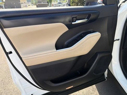 Used 2023 Toyota Highlander XLE FWD image 11