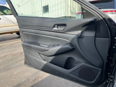 Used 2025 Nissan Altima 2.5 SV image 18