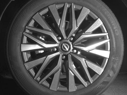 Used 2025 Nissan Altima 2.5 SV FWD image 12