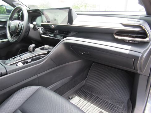 Used 2023 Toyota Crown AWD/4WD image 11