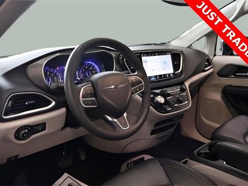 Used 2024 Chrysler Pacifica Touring-L image 14