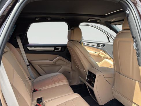 Used 2022 Porsche Cayenne Platinum Edition AWD/4WD image 31
