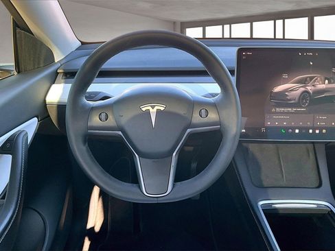 Used 2022 Tesla Model Y Long Range image 5