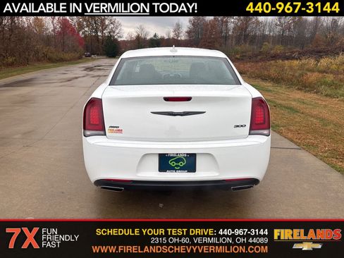 Used 2022 Chrysler 300 Touring w/ Sport Appearance Package image 4
