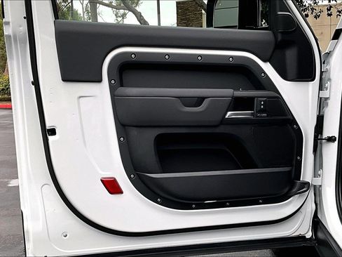 Used 2025 Land Rover Defender 90 X-Dynamic SE image 25