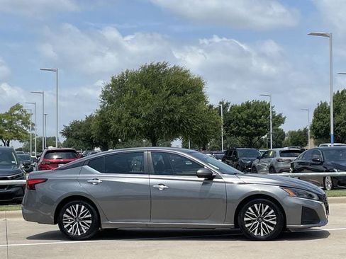 Used 2023 Nissan Altima 2.5 SV FWD image 3