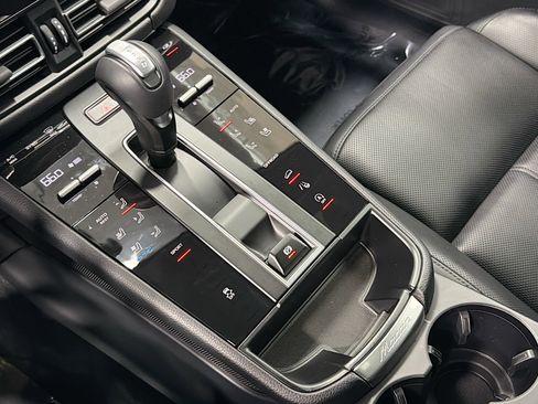 Certified 2025 Porsche Macan image 28