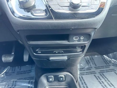 Used 2018 Chrysler Pacifica Limited w/ Advanced Safetytec Group FWD image 31