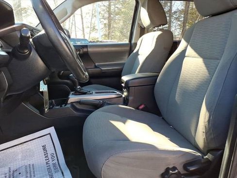 Used 2016 Toyota Tacoma SR5 w/ SR5 Appearance Package (SN) image 8