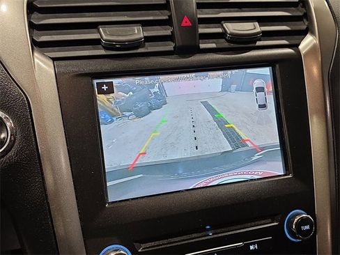 Used 2017 Ford Fusion SE w/ Fusion SE Technology Package image 17