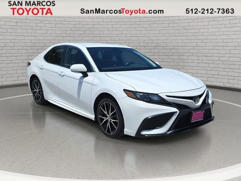 Used 2022 Toyota Camry SE FWD image 3