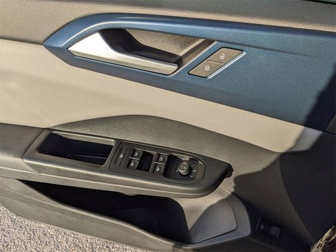 Certified 2022 Volkswagen Taos SE w/ Driver Assistance Package image 18