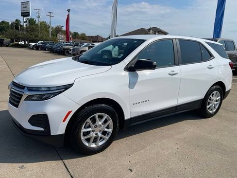 Used 2022 Chevrolet Equinox LS w/ LS Convenience Package AWD/4WD image 2