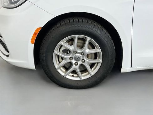 Used 2023 Chrysler Pacifica Touring-L FWD image 16
