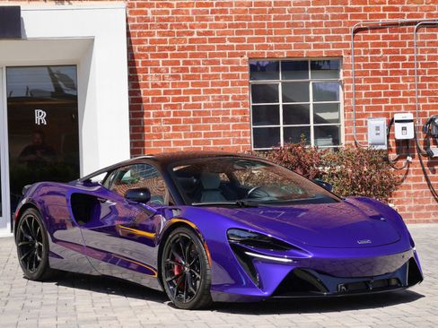 Used 2023 McLaren Artura RWD image 1